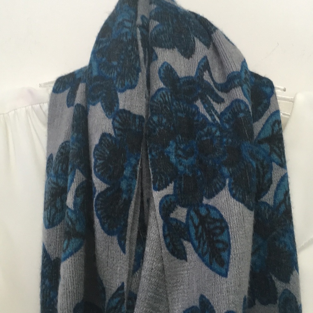 Scarf - Picture 2 of 5